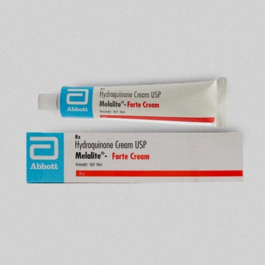 Acheter de l'hydroquinone - Tube de crème cosmétique sur fond de laboratoire