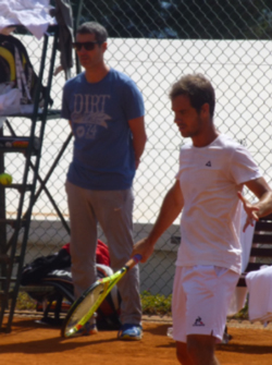 Laurent Tort dans son cabinet d’ostéopathie à Montpellier